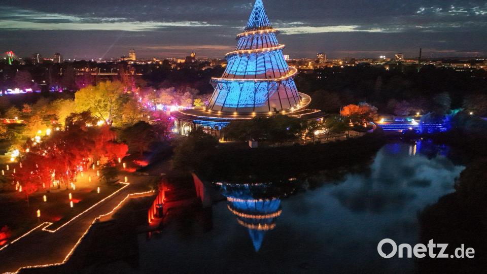 Magdeburg leuchtet bei der Lumagica im Elbauenpark. Bild: Peter Gercke/dpa