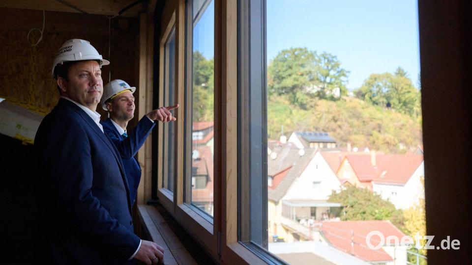 Klingbeil schaut sich an, wo mit Geld aus seinem Sondervermögen gebaut wird. (Archivbild) Bild: Marijan Murat/dpa