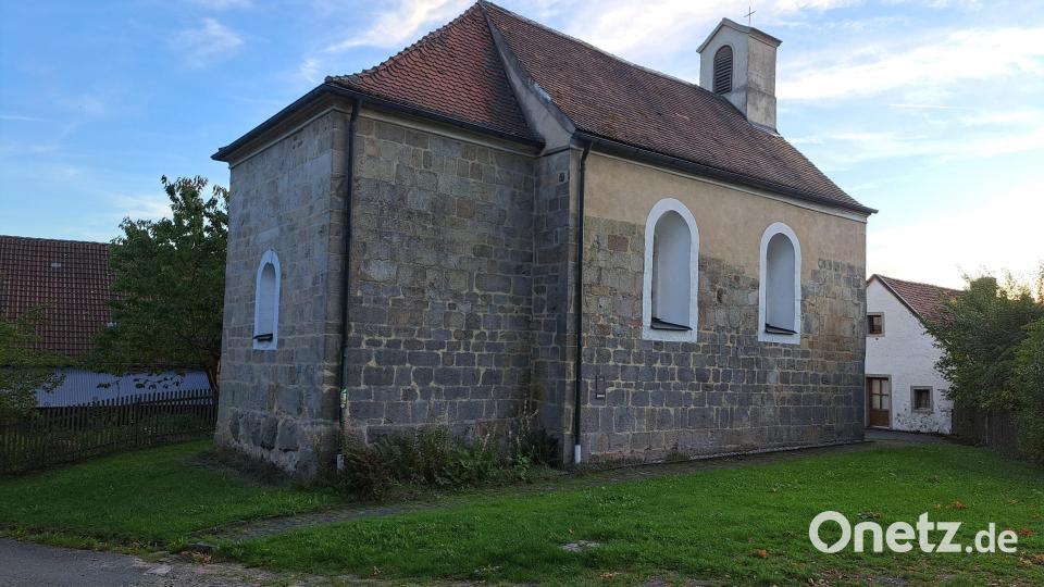 Die St.-Ägidius-Kirche in Hof wurde im 12. Jahrhundert erbaut und zeigt besonders im Dach und im Fundament Sanierungsbedarf. Bild: Elfriede Weiß