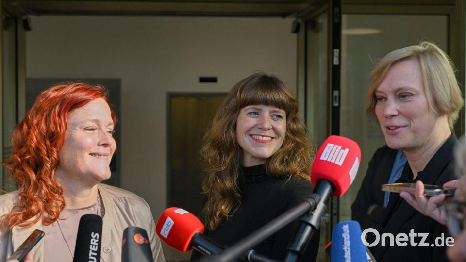 Die Parteivorsitzenden Bettina König (SPD, l-r), Kerstin Wolter (Die Linke) und Nina Stahr (Bündnis 90/Die Grünen) haben gemeinsam mit anderen Vertretern ihrer Parteien über Antisemitismus beraten. Bild: Soeren Stache/dpa