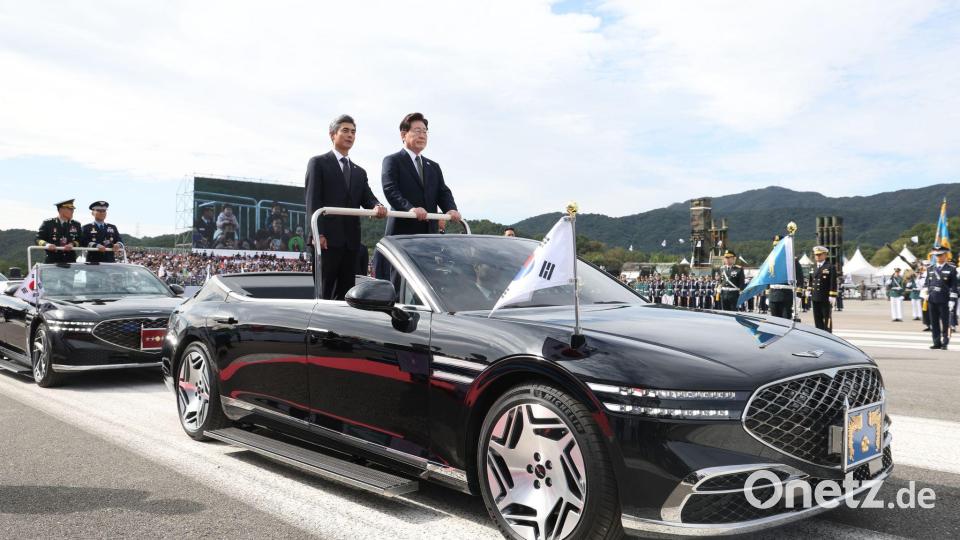 Südkoreas Präsident Lee Jae Myung (r) nimmt neben Verteidigungsminister Kang Shin Chul an einer Truppenparade in der Militärbasis Gyeryongdae teil. Bild: Uncredited/YNA/dpa