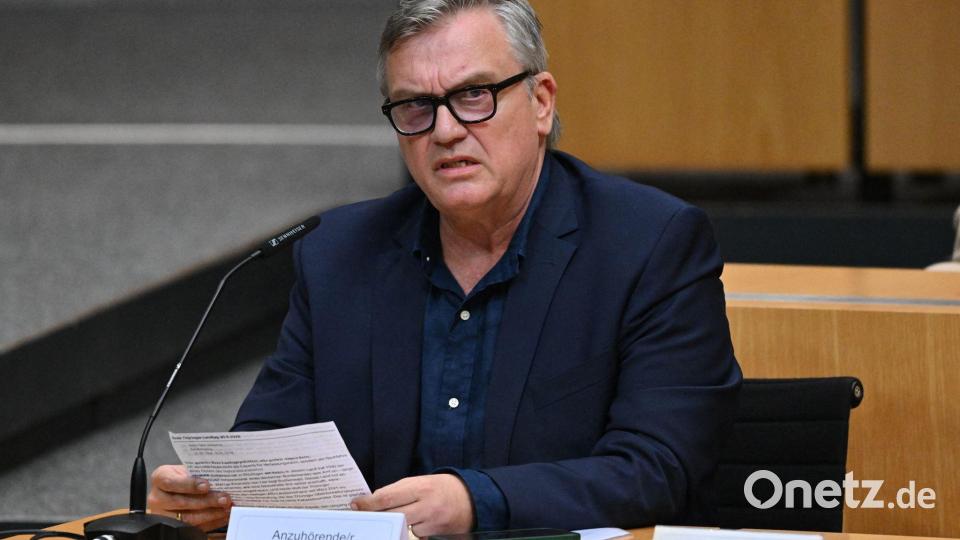 Hape Kerkeling spricht während einer mündlichen Anhörung zu einem Parteiverbotsverfahren gegen die AfD auf Bundesebene im Plenarsaal des Thüringer Landtags. Bild: Martin Schutt/dpa