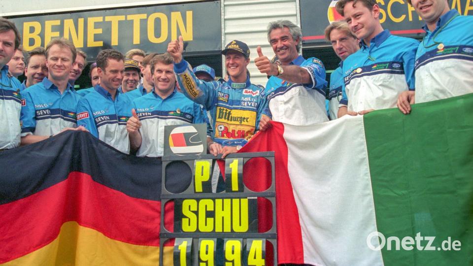 Michael Schumacher (M) jubelt mit seinem Benetton-Team über seinen WM-Titel 1994. (Archivbild) Bild: Harry Melchert/dpa