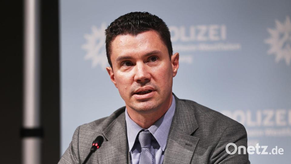 Alexander Dierselhuis, Polizeipräsident in Duisburg, musste auch von Ermittlungen gegen einen Polizisten berichten, der Informationen durchgestochen haben soll. Bild: Oliver Berg/dpa