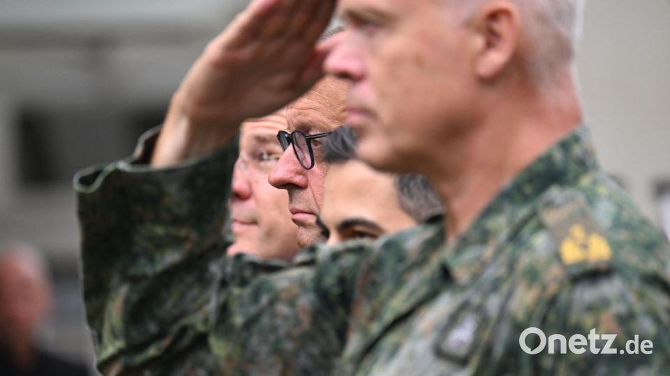 Salutieren für den Kanzler beim Besuch des deutsch-niederländischen Corps. Bild: Federico Gambarini/dpa