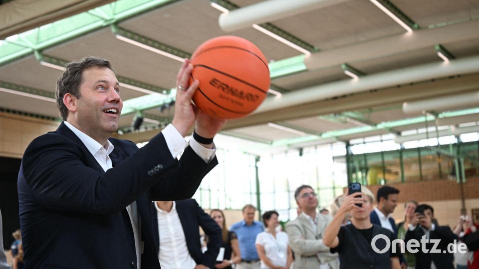 Klingbeil besucht eine Sporthalle, die mit Bundesgeld saniert wird. (Archivbild) Bild: Marijan Murat/dpa