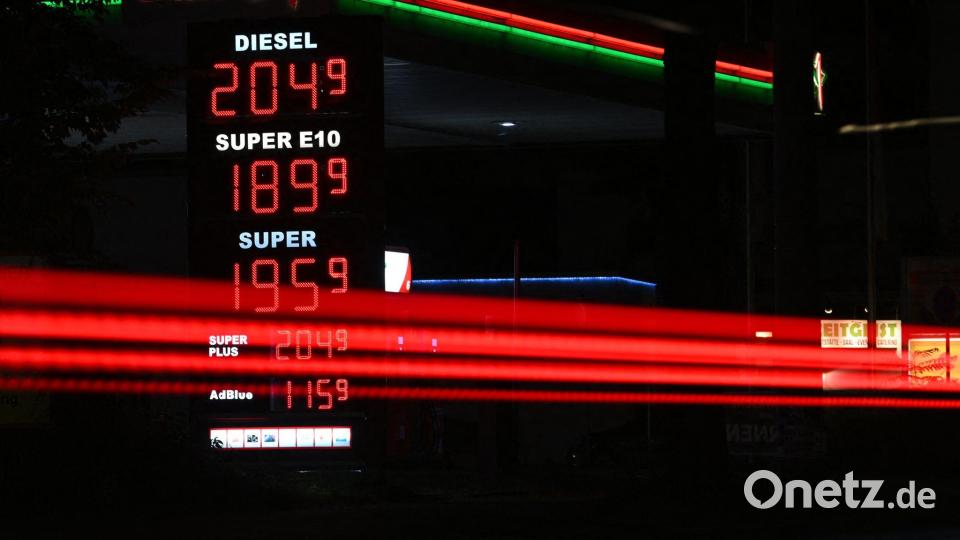Kraftstoffpreise stehen auf der Preistafel einer Tankstelle in Dresden. Vom 1. Oktober bis Ende Dezember 2026 wird die Energiesteuer auf Benzin und Diesel um rund 14 Cent je Liter gesenkt. Mit Mehrwertsteuer ergibt sich nach Angaben der Bundesregierung eine Entlastung von bis zu 17 Cent pro Liter. Bild: Robert Michael/dpa
