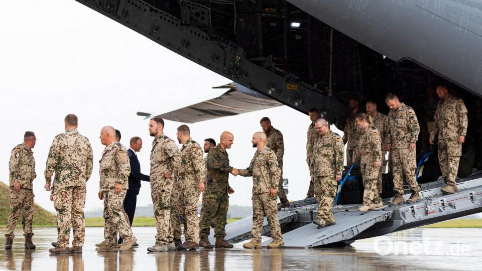 In Wunstorf bei Hannover wurden die Soldatinnen und Soldaten feierlich empfangen. Bild: Michael Matthey/dpa