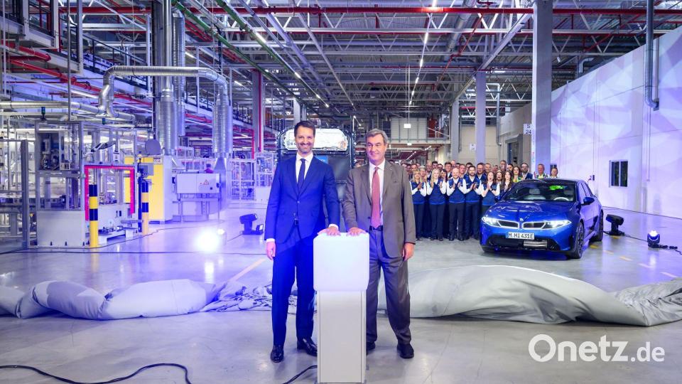 BMW-Produktionsvorstand Raymond Wittmann und Bayerns Ministerpräsident Markus Söder (r) starten symbolisch die Produktion. Bild: Lukas Barth-Tuttas/dpa