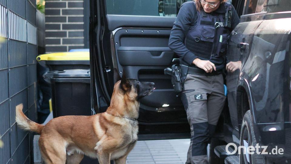 1.700 Einsatzkräfte waren an der Razzia beteiligt - und 50 Spürhunde. Bild: Christoph Reichwein/dpa