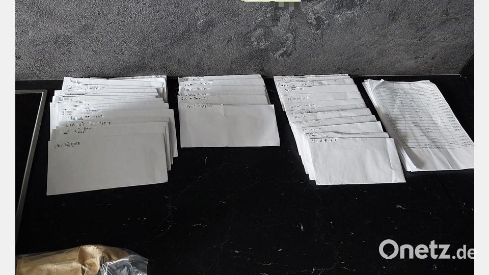 Bei Durchsuchungen fanden Fahnder Geldscheine in Briefumschlägen einsortiert - bereit zur Auszahlung an die Arbeitnehmerinnen und Arbeitnehmer. (Handout) Bild: ---/Bundespolizei Berlin/dpa
