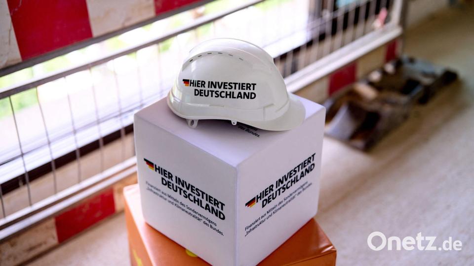 Das Finanzministerium hat Werbematerial mitgebracht. (Archivbild) Bild: Thomas Frey/dpa