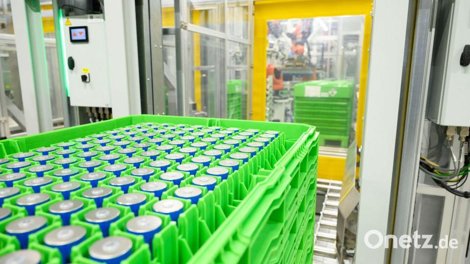 Im neuen BMW-Batteriewerk sollen pro Tag mehrere hundert Hochvoltspeicher entstehen. Jeder von ihnen hat fast 1.000 Zellen. Bild: Lukas Barth-Tuttas/dpa