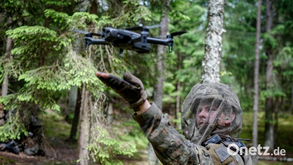 Ein Bundeswehrsoldat startet eine Aufklärungsdrohne. Archivbild: Kay Nietfeld/dpa