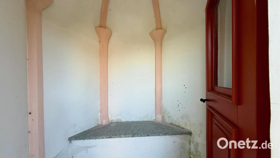 Drei Jahre nach der Renovierung des Baukörpers machen sich im Inneren der Schallerkapelle Feuchtigkeit und Schimmel breit. Der Altar ist angeblich entsorgt worden. Bild: Gabi Schönberger