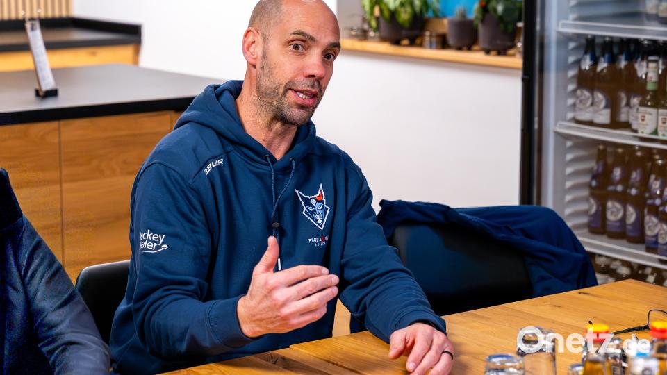 Alan Letang, der neue Trainer der Blue Devils Weiden, stellte sich am Mittwochnachmittag bei einer Presserunde vor. Bild: Elke Englmaier