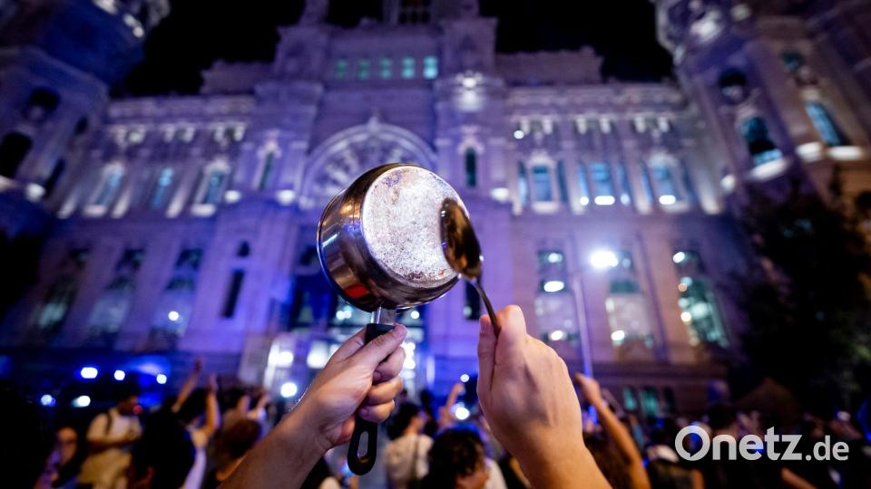 Ein Demonstrant schlägt während eines Protests für das Recht auf Wohnen vor dem Madrider Rathaus mit einem Löffel auf einen Topf. Bild: A. Pérez Meca/EUROPA PRESS/dpa