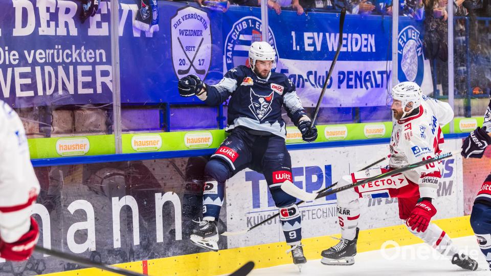 Jordan Knackstedt (links) von den Blue Devils Weiden im Zweikampf mit Regensburgs Pascal Zerressen. Bild: Werner Moller
