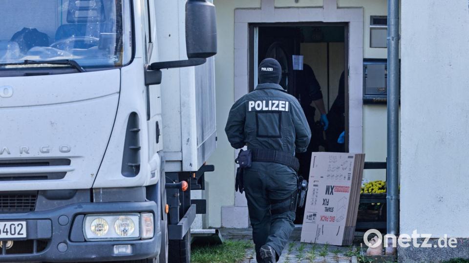 Im Rahmen von Ermittlungen zur mutmaßlichen Verbreitung von Nazi-Musik durchsuchen zahlreiche Polizisten Objekte. Bild: Jens Büttner/dpa