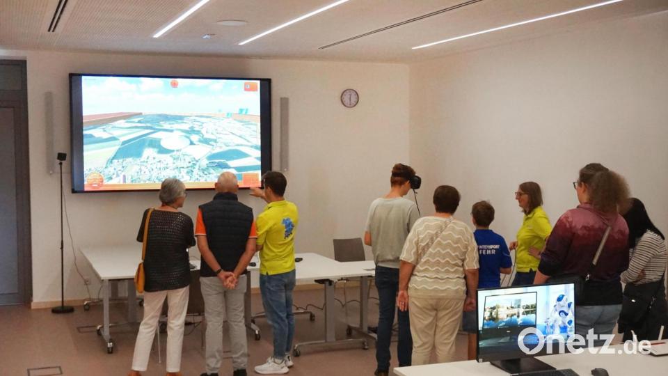 Besucher staunten über den virtuellen Flug über Waldsassen. Bild: LDBV
