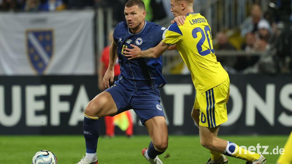 Edin Dzeko (l.) feierte einen emotionalen Abschied aus der Nationalmannschaft. Bild: Armin Durgut/AP/dpa