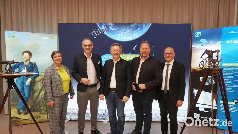 Die Ehrengäste beim Tag der offenen Türe der Geo-Datenbank Bayern. Bild: LDBV