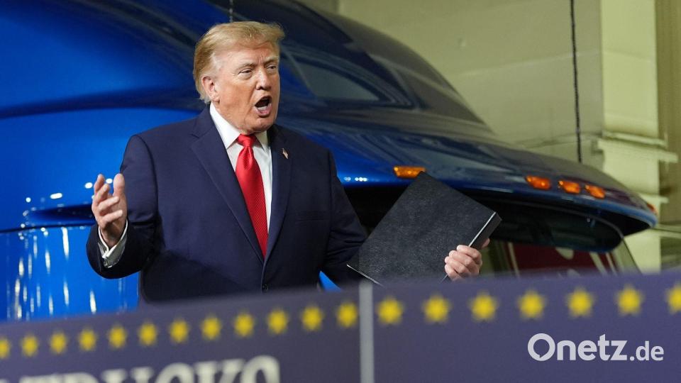 Vor Mitarbeitern eines Lastwagen-Herstellers preist Trump die eigene Arbeit, sagt aber auch, dass man sie vielleicht nicht gut verkaufe. Bild: Alex Brandon/AP/dpa