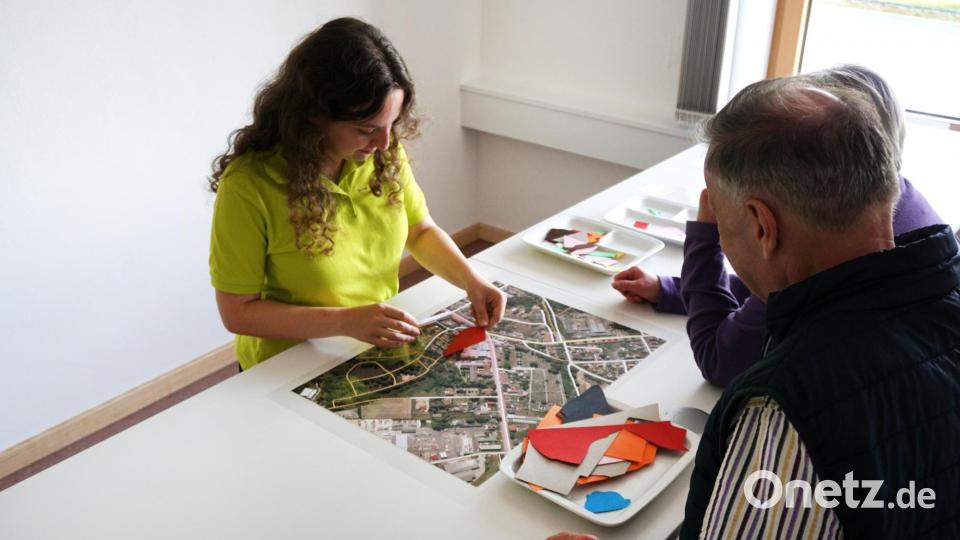 Die Geo-Datenbank Bayern in Waldsassen lud zum Tag der offenen Tür. Dabei gab es viele Mitmach-Aktionen. Hier wurde spielerisch ein Landschaftsmodell erklärt. Bild: LDBV