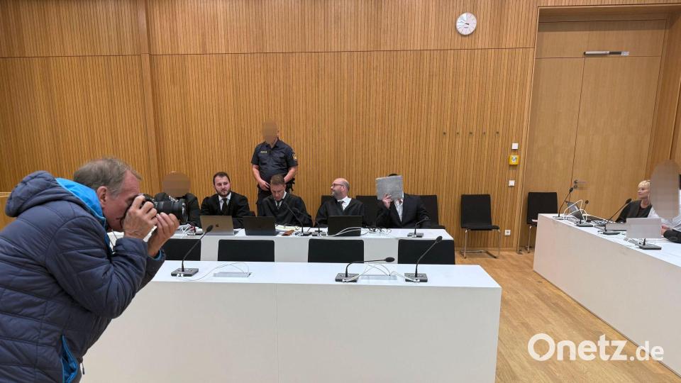 Der angeklagte Geistliche sitzt im weißen Hemd auf der Anklagebank. Bild: Britta Schultejans/dpa