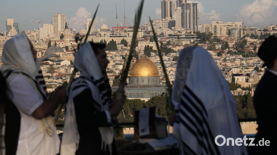 Juden in Gebetsschals feiern das Laubhüttenfest in Jerusalem. Bild: Mahmoud Illean/AP/dpa