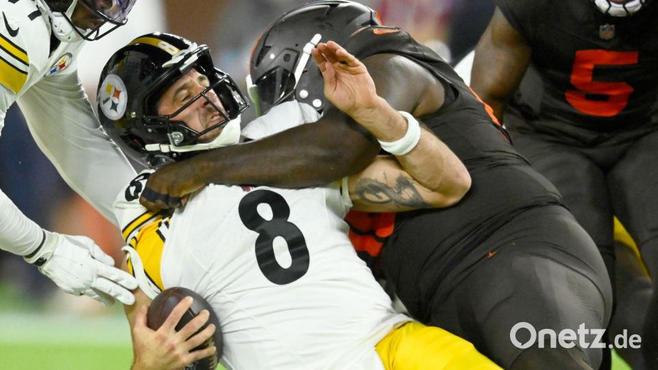 Steelers-Quarterback Aaron Rodgers wird von einem Cleveland-Verteidiger zu Fall gebracht. Bild: David Richard/AP/dpa