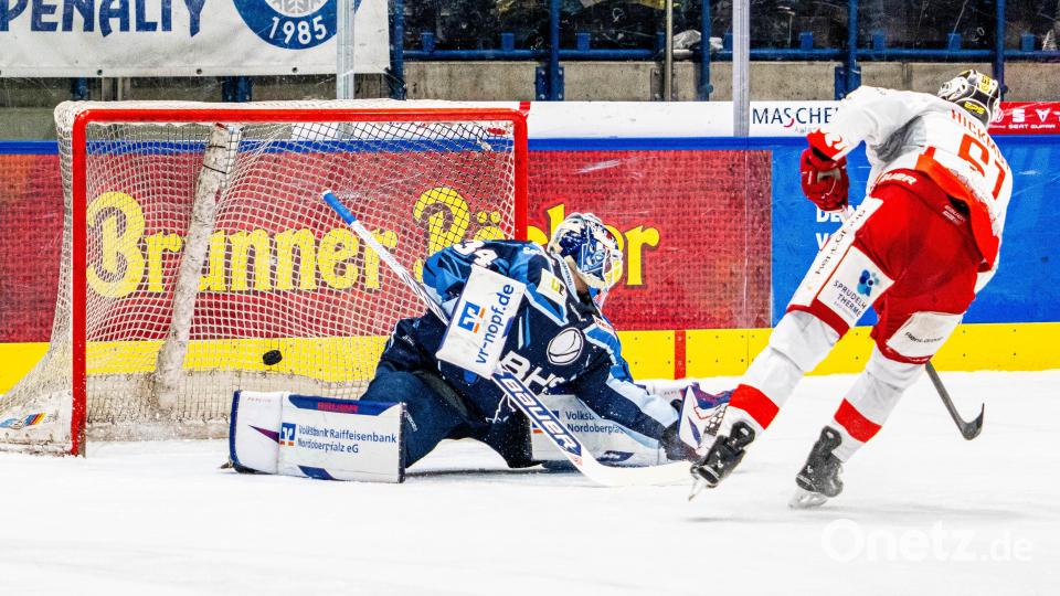 Der Bad Nauheimer Jordan Hickmott (rechts) versenkt einen Penalty zum zwischenzeitlichen 2:0 gegen Weidens Goalie Michael McNiven. Die Partie endete mit 4:0 für den EC Bad Nauheim. Bild: Elke Englmaier