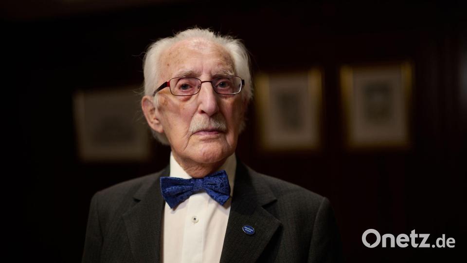 Leon Weintraub ist heute 100 Jahre alt. Bild: Sebastian Gollnow/dpa