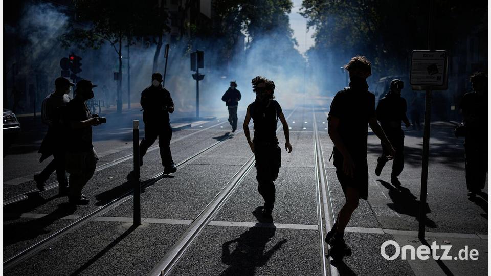 Die Schulproteste in Frankreich gehen weiter. Bild: Laurent Cipriani/AP/dpa