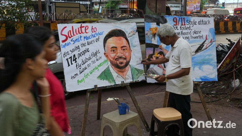 Ein Lehrer in Mumbai malt ein Porträt zu Ehren des indischen Piloten Smit Machchhar, der bei der Gewalttat verletzt wurde. Bild: Rafiq Maqbool/AP/dpa
