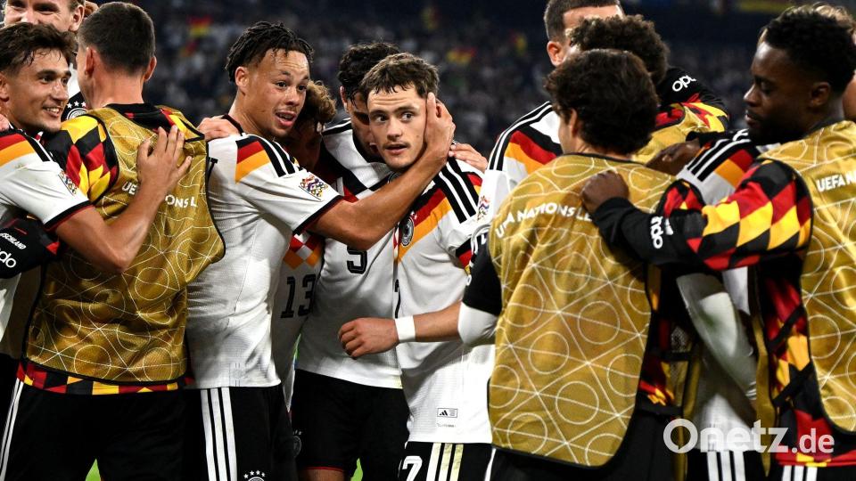 Florian Wirtz (M) feiert seinen Treffer zum 2:0 gegen Serbien mit seinen Mitspielern. Bild: Sven Hoppe/dpa