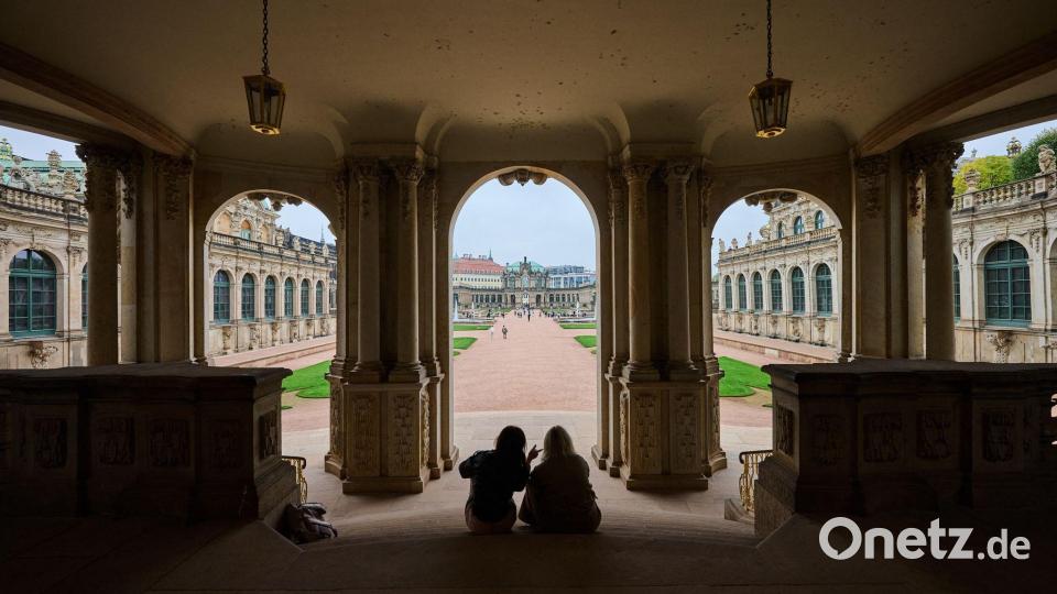 Ein Plausch im Zwinger in Dresden. Bild: Robert Michael/dpa