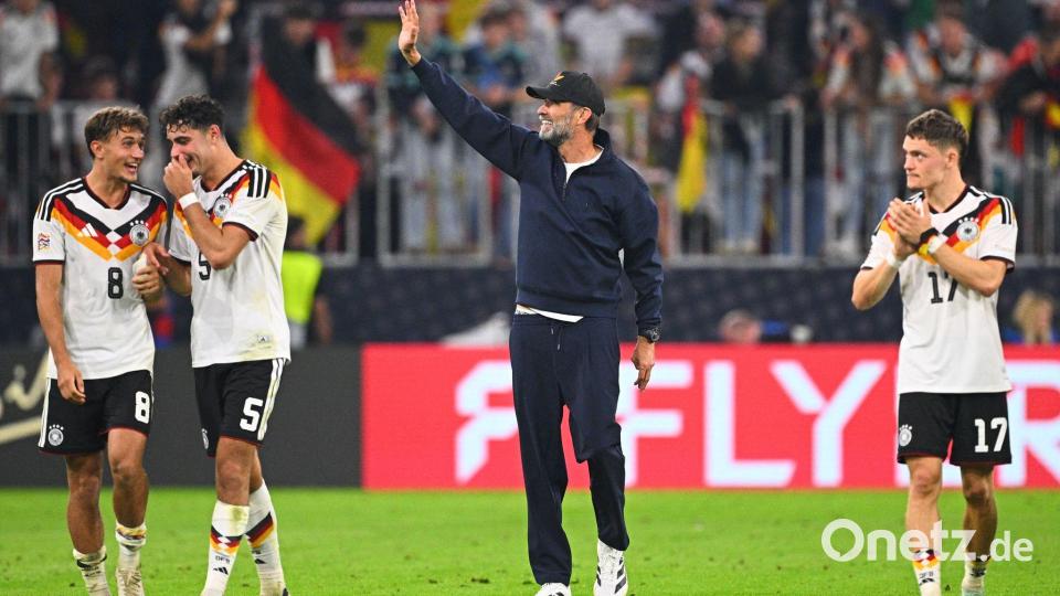 Jürgen Klopp mit seinem famosen Mittelfeld-Trio nach dem Spiel. Bild: Tom Weller/dpa