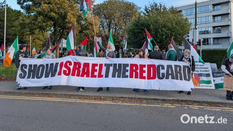 Demonstranten forderten einen Boykott der irischen Nationalmannschaft für das Nations-League-Heimspiel gegen Israel. Bild: Cillian Sherlock/PA Wire/dpa