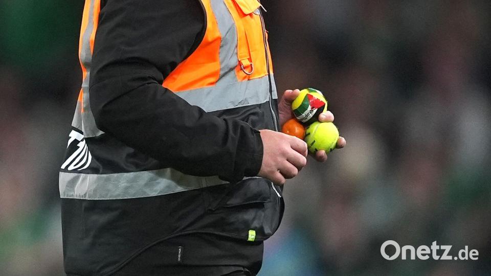 Bei dem Spiel zwischen Irland und Österreich flogen Tennisbälle mit Aufklebern der palästinensischen Fahne und dem Schriftzug „#StopTheGame“ auf den Platz. Bild: Brian Lawless/PA Wire/dpa