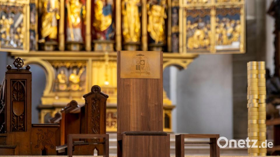 Noch ist der Bischofsstuhl in Eichstätt leer – im Gottesdienst wird Christian Würtz dann darauf Platz nehmen. (Archivbild) Bild: Lennart Preiss/dpa