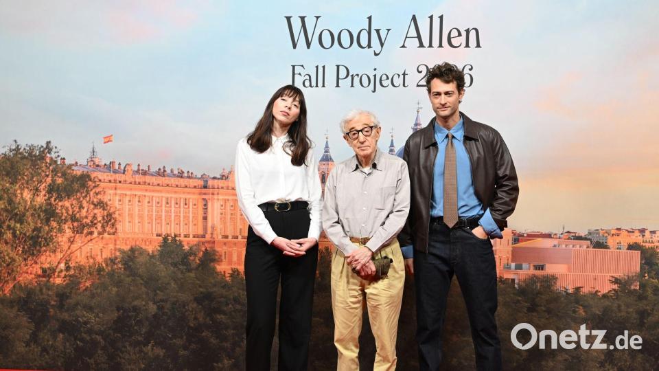 Woody Allen in Madrid an der Seite der Schauspielerin Alexi Wasser und des Schauspielers Peter Vives. Bild: José Oliva/EUROPA PRESS/dpa