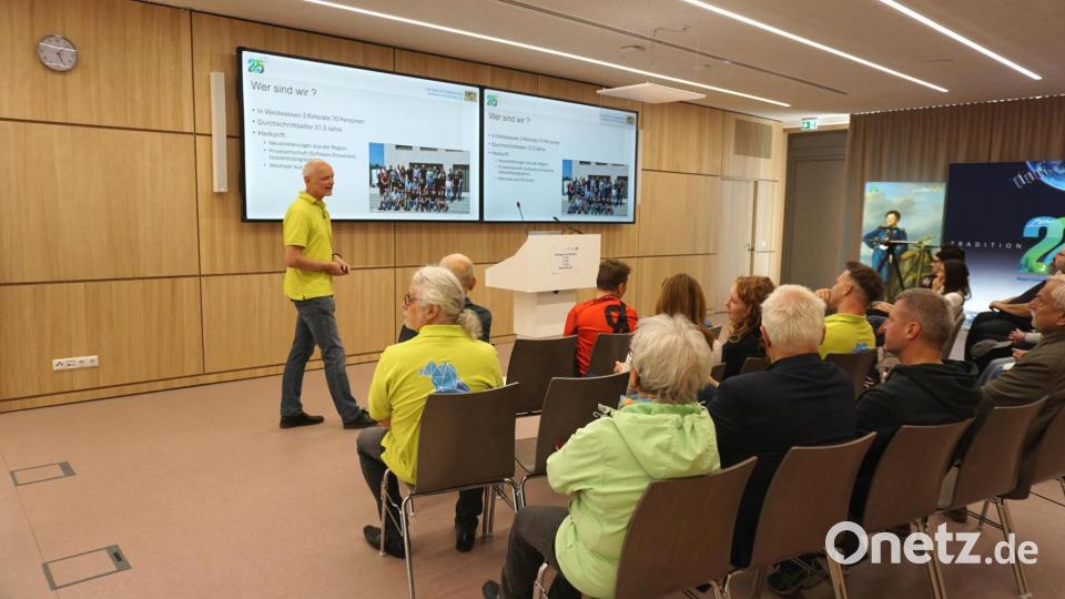 Beim Tag der offenen Türe der Geo-Datenbank Bayern in Waldsassen hielt Referatsleiter Konrad Storch einen Vortrag zum Standort. Bild: LDBV
