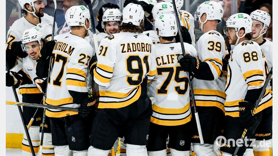 Die Teamkollegen feierten Peterka nach dem Siegtor in der Verlängerung. Bild: John Woods/The Canadian Press/AP/dpa
