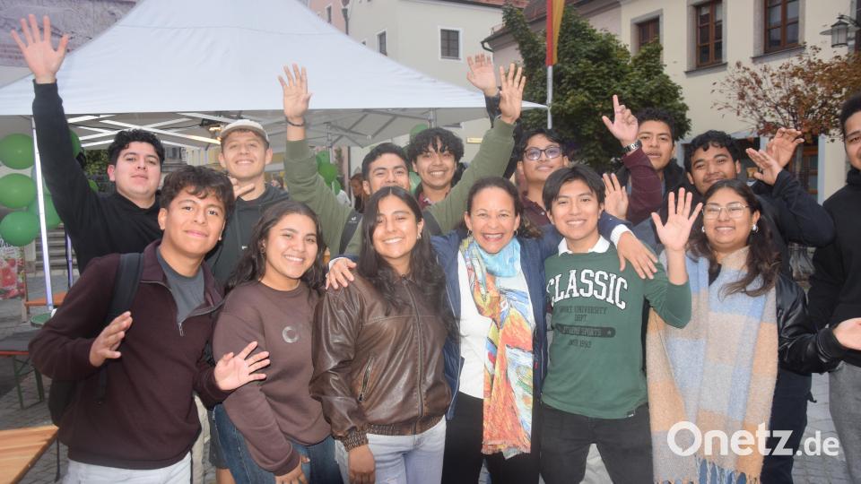 Jugendliche aus El Salvador gingen mit ihrer Lehrerin Amanda Wildner (vorne, Mitte) auf das Altstadtfest. Bild: Ernst Frischholz