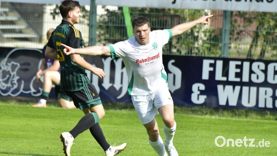 Während sich Marco Kaiser (links) von der DJK Ammerthal ärgert, jubelt Lucas Hümmer (rechts) über seinen Treffer zum 1:2 für den TSV Neudrossenfeld
DJK Ammerthal - TSV Neudrossenfeld Bild: Hubert Ziegler