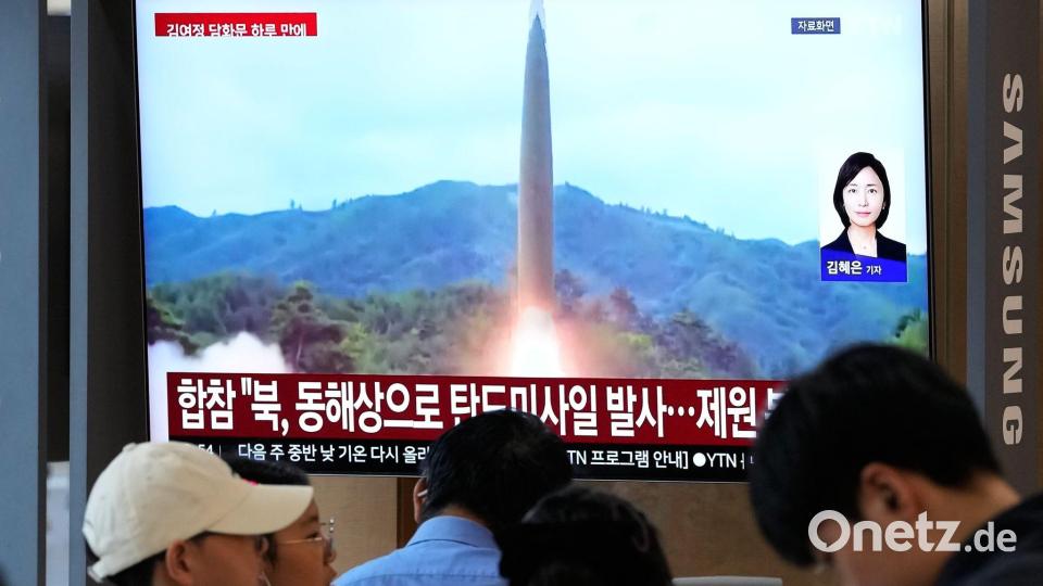 Nordkorea hat erneut eine ballistische Rakete abgefeuert. Bild: Ahn Young-joon/AP/dpa