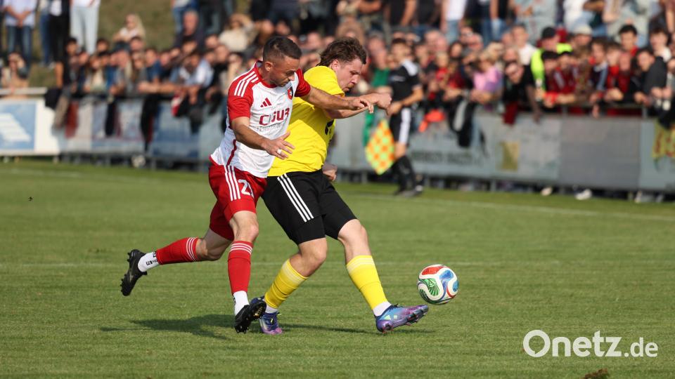 Szene aus dem Kreisligaspiel zwischen dem SV TuS/Grafenwöhr und der SpVgg Trabitz
SV TuS/DJK Grafenwöhr (gelb) Nr21 Marcello Siemski - SpVgg Trabitz (weiss-rot) Nr21Andre Bertelshofer Bild: DIETER JAESCHKE
