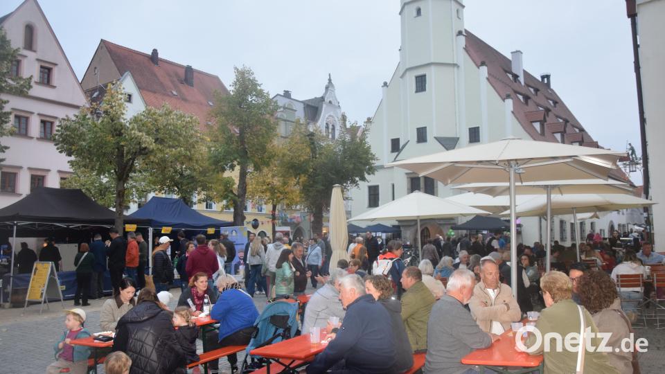 Während es noch hell war, füllten sich die Außenbereiche der Gastronomie. Bild: Ernst Frischholz