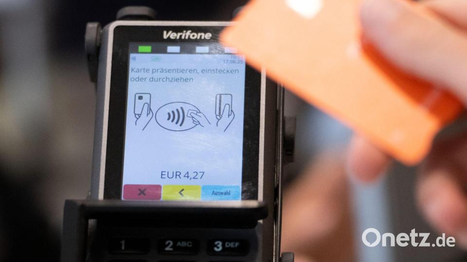 Viele Menschen nutzen zum Bezahlen an der Ladenkasse ihre Bankkarte oder ihr Smartphone. (Symbolbild) Bild: Leonie Asendorpf/dpa
